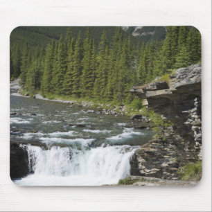 Tapis De Souris Cascades avec le rebord de roche et une montagne