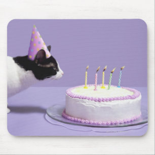 Tapis De Souris Casquette de port d'anniversaire de chat soufflant