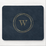 Tapis De Souris Cercles d'or Monogramme bleu foncé<br><div class="desc">Ce design élégant présente un monogramme d'or initial en police serif ouverte encadrée par trois cercles de fil d'or irréguliers sur un bleu foncé,  presque noir arrière - plan.</div>
