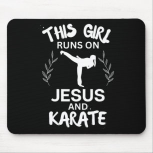 Tapis De Souris Cette Fille Fonctionne Sur Jésus Et Karate Christi