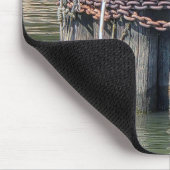 Tapis De Souris Chaînes Rusty Enveloppées Autour Du Port Piling (Coin)