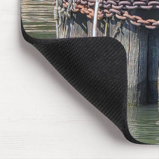 Tapis De Souris Chaînes Rusty Enveloppées Autour Du Port Piling (Coin)