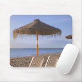 Tapis De Souris Chaises de plage de sable avec le parapluie (Avec souris)