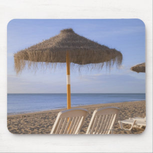 Tapis De Souris Chaises de plage de sable avec le parapluie