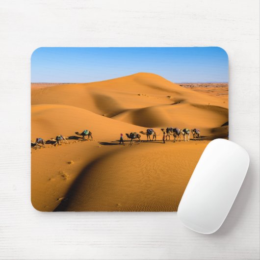 Tapis De Souris chameaux dans le désert sous ciel bleu (Avec souris)