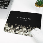 Tapis De Souris Champagne Spark Personnalisé<br><div class="desc">Chic mousepad personnalisé affiche votre nom,  nom d'entreprise ou choix de texte personnalisé sur un arrière - plan noir avec une bordure inférieure de lumières de bokeh lumineuses dans les tons blanc et champagne</div>