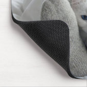 Tapis De Souris Chat blanc sous une couette blanche (Coin)