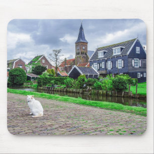 Tapis De Souris Chat dans le village de pêcheurs traditionnel