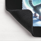 Tapis De Souris Chat Snowboard Sur La Pente Froide. Neige (Coin)