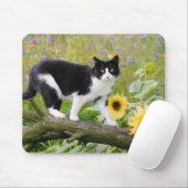 Tapis De Souris Chat tuxedo mignon sur une branche d'arbre avec de (Avec souris)