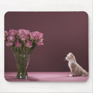 Tapis De Souris Chaton regardant le vase de roses