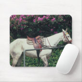 Tapis De Souris Cheval blanc dans un jardin (Avec souris)