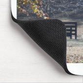 Tapis De Souris Cheval Brown à pied à travers la clôture (Coin)