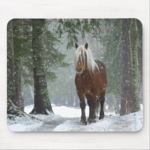 Tapis De Souris Cheval Brown dans une forêt d'hiver avec chute de