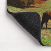 Tapis De Souris Cheval Brown rouge, arbres de chute, ciel bleu (Coin)