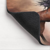 Tapis De Souris Cheval brun friésien s'élevant avec des nuages bru (Coin)