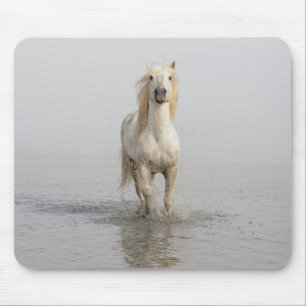 Tapis De Souris Cheval de Camargue courant dans l'eau