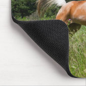 Tapis De Souris Cheval Palomino traversant une prairie (Coin)