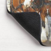 Tapis De Souris Chevaux de trait de Clydesdale dans la grange (Coin)