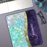 Tapis De Souris Chic irisé violet bleu faux parties scintillant mo<br><div class="desc">Ajoutez une touche de parties scintillant et de glamour à votre bureau ou dortoir à l'aide de cet élégant tapis de souris personnalisé. Ce modèle design chic présente d'élégantes parties scintillant en argent girly et irisées en unicorne, arc-en-ciel, turquoise, aqua, couleurs bleu violet. Pour le rendre plus spécial, il est...</div>