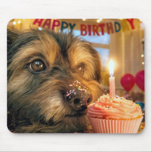 Tapis De Souris Chien débraillé avec un cupcake d'anniversaire