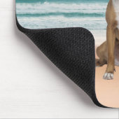 Tapis De Souris Chien Pitbull mignon assis sur la plage avec couch (Coin)