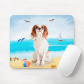 Tapis De Souris Chien roi cavalier sur la plage (Avec souris)
