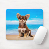 Tapis De Souris Chihuahua Chig assis sur la plage tropicale (Avec souris)
