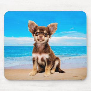 Tapis De Souris Chihuahua Chig assis sur la plage tropicale