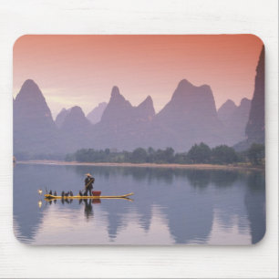 Tapis De Souris Chine, rivière Li. Pêcheur à la tâche unique au co