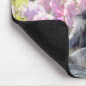Tapis De Souris Chiot Schnauzer standard dans un jardin fleuri (Coin)