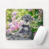Tapis De Souris Chiot Schnauzer standard dans un jardin fleuri (Avec souris)