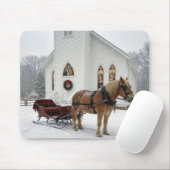 Tapis De Souris Christmas Horse-Drawn Sleigh Waiting By a Chapel (Avec souris)