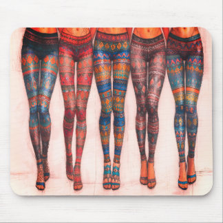 Tapis De Souris Cinq femmes d'affilée en leggings sur un épais ord