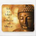 Tapis De Souris Citation inspirante avec une image de Bouddha<br><div class="desc">Citation inspirante qui dit : La vie est un équilibre entre tenir et laisser aller. L'image est une statue en bronze sereine et paisible du Bouddha,  méditant les yeux fermés. L'arrière - plan est de style bokeh avec des lumières dorées floues et hors de propos.</div>