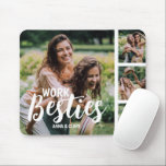 Tapis De Souris Collage photo Customisé de Bestie de travail<br><div class="desc">Ce matériel de travail moderne, photo collage mousepad est le cadeau parfait pour votre meilleur collègue, avec 4 de vos photos préférées, le texte TRAVAILLER BESTIE, et ensuite personnalisé avec vos noms. Fantastique comme noël, graduation, galatines, cadeau d'anniversaire ou pour toute autre occasion spéciale, le style de police, la taille...</div>