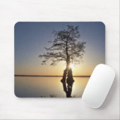 Tapis De Souris Coucher de soleil derrière un arbre (Avec souris)