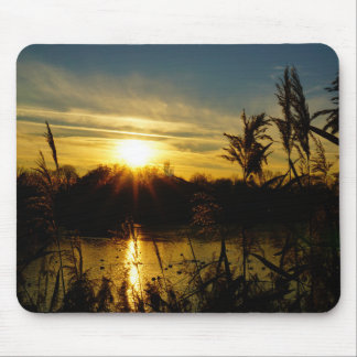 Tapis De Souris Coucher de soleil près d'un petit lac avec des plu