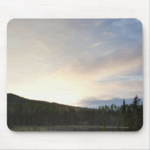 Tapis De Souris Coucher du soleil au-dessus d'un étang brumeux