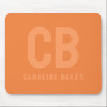 Tapis de souris couleur tendance Mandarine fraîche<br><div class="desc">Voici la couleur tendance du printemps : Mandarine fraîche. Tapis de souris moderne et élégant avec monogramme personnalisable à deux lettres et nom dans une police minimaliste. Son design simple et épuré dans une couleur unie offre un charme intemporel et classique. Explorez nos couleurs tendance de printemps pour plus de...</div>