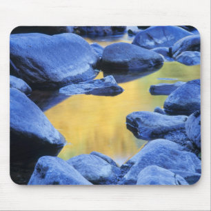 Tapis De Souris Couleurs d'automne reflétées dans un bassin à gué,
