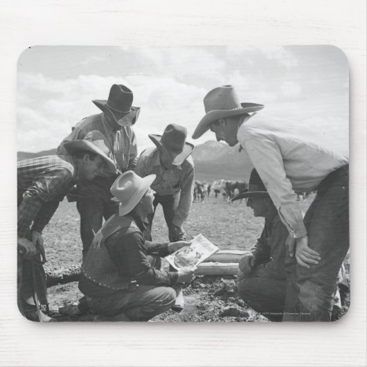 Tapis De Souris Cowboys regardant une magazine (Devant)