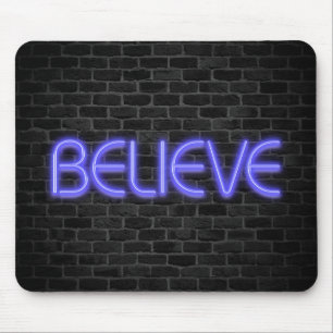Tapis De Souris Croire le texte en néon lumières sur la brique