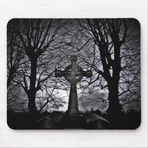 Tapis De Souris Croix entourée par des arbres