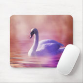 Tapis De Souris Cygne blanc flottant sur un lac brumeux (Avec souris)
