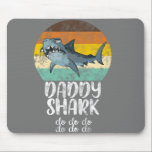 Tapis De Souris Daddy Shark Do do Retro Vintage<br><div class="desc">Ce design a été créé à partir de ma peinture acrylique fluide unique. Il peut être personnalisé en cliquant sur le bouton personnaliser et en modifiant le nom, les initiales ou les mots. Vous pouvez également modifier la couleur et le style du texte ou supprimer le texte d'une conception d'image...</div>