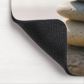 Tapis De Souris Daisy on a Stone Beach Cairn and Driftwood (Coin)