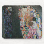 Tapis De Souris Décès et vie par Gustav Klimt Art Nouveau Vintage<br><div class="desc">Death and Life (1908) de Gustav Klimt est une peinture d'art vintage de l'époque victorienne Symbolisme qui présente deux parties distinctes, Life and Death. Sur la gauche, la mort est représentée par une faucheuse sombre classique au crâne moussant, recouverte d'une robe sombre ornée d'une croix religieuse. Sur la droite se...</div>