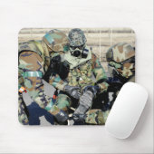 Tapis De Souris Des aviateurs aident un soldat de l'armée de terre (Avec souris)