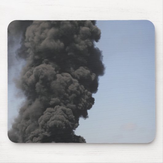 Tapis De Souris Des nuages sombres de fumée et de feu émergent (Devant)